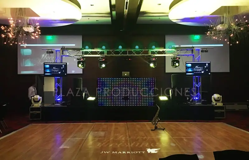 Foto de Pista de baile iluminada y dj