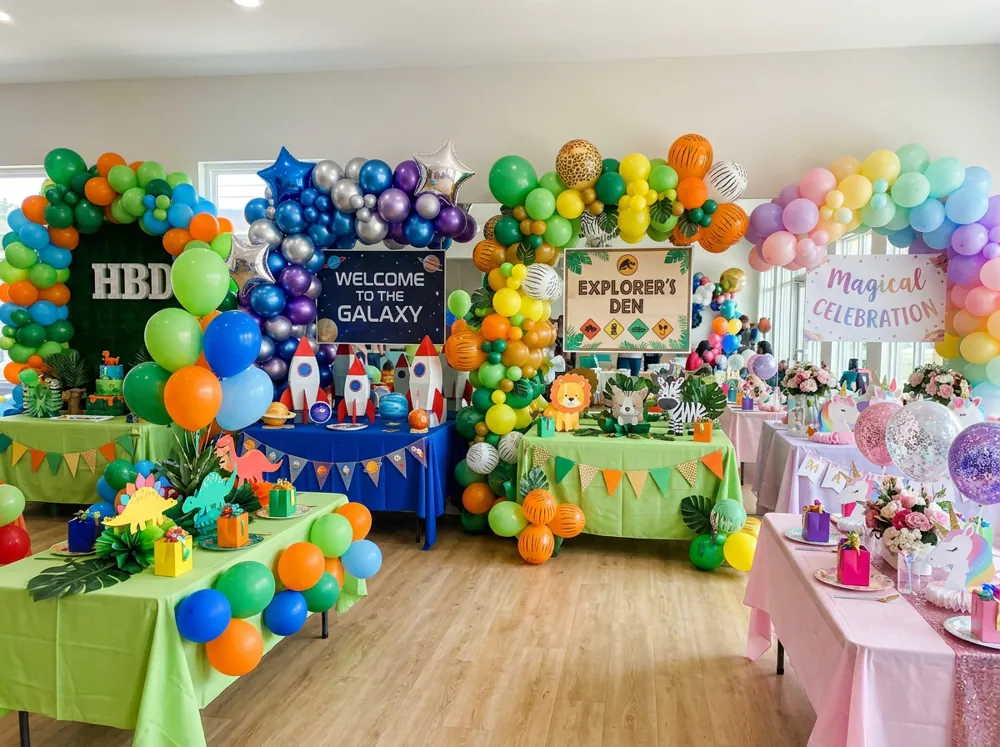 Decoraciones de fiestas infantiles de distintos temas con globos de colores, letreros y centros de mesa a juego