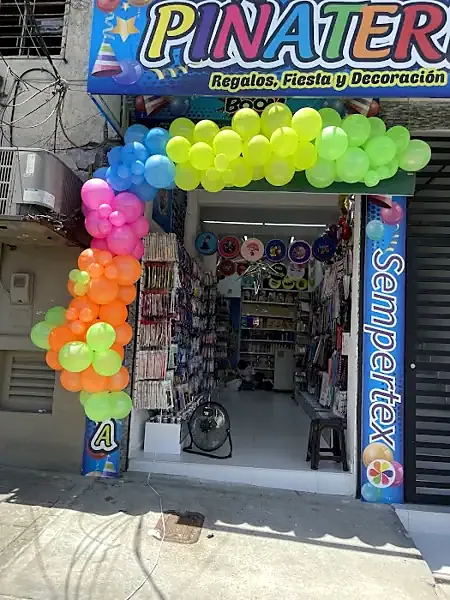 Arco de globos de Piñateria Cityboom en Medellín