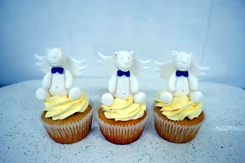 Decoración de bautizo de Heart Cupcakes en La Perla