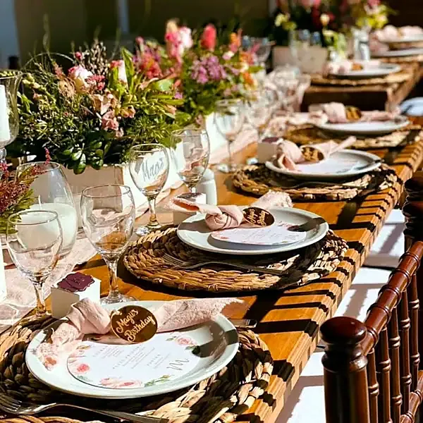Mesa montada para fiesta de Vajillas Caprichos en Vicente López