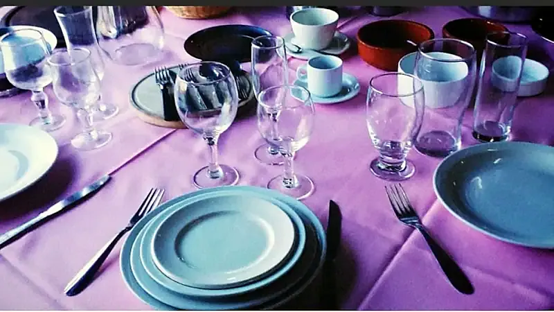 Mesa montada para fiesta de Alquiler De Vajilla Pinceti en Altos de San Lorenzo