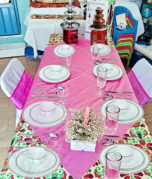 Mesa montada para fiesta de Alquiladora Sagitario Renta de sillas y mesas en Atlixco