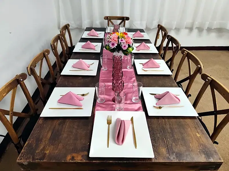 Mesa montada para fiesta de Arrendadora del Pacífico en Salina Cruz