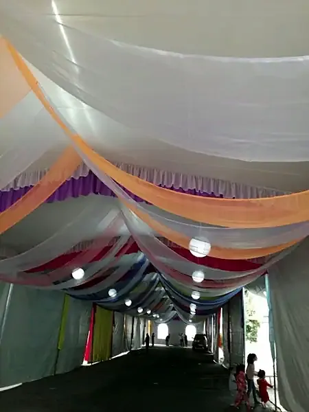 Globos en el techo de Alquiladora Central Lonera De México en La Paz