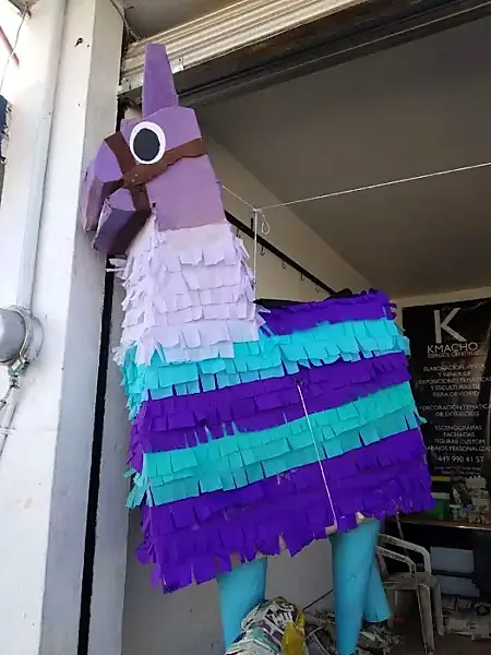 Piñata de Piñatas y escultura de papel DC en Aguascalientes