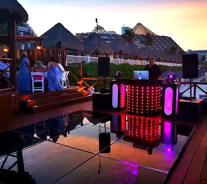 Fiesta temática de Seleccto DJ en Playa del Carmen