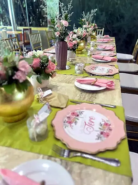 Mesa montada para fiesta de Kreativa Publicidad en Santo Domingo