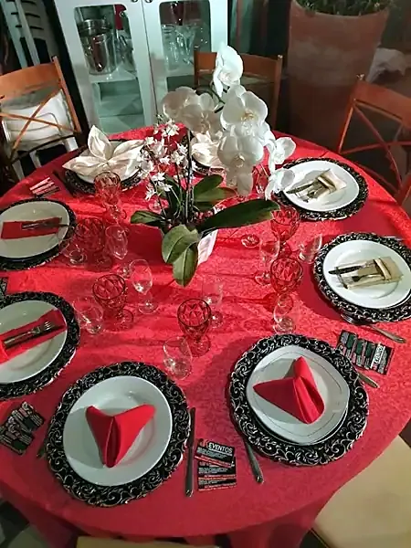 Mesa montada para fiesta de JK Eventos - Alquiler de Sillas y Mesas en Pedro Juan Caballero